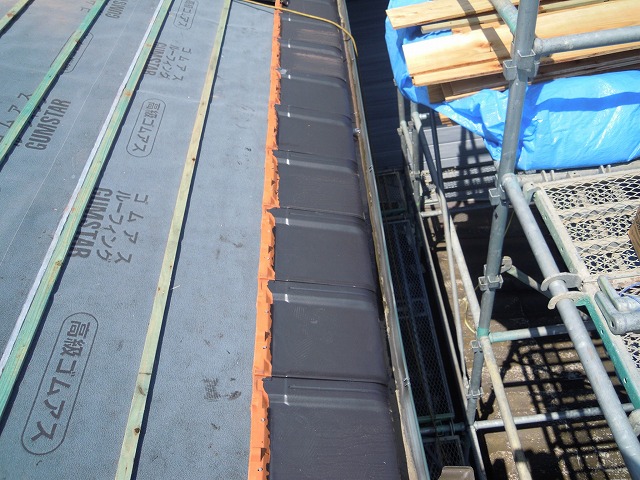 瓦の一番下の段を設置